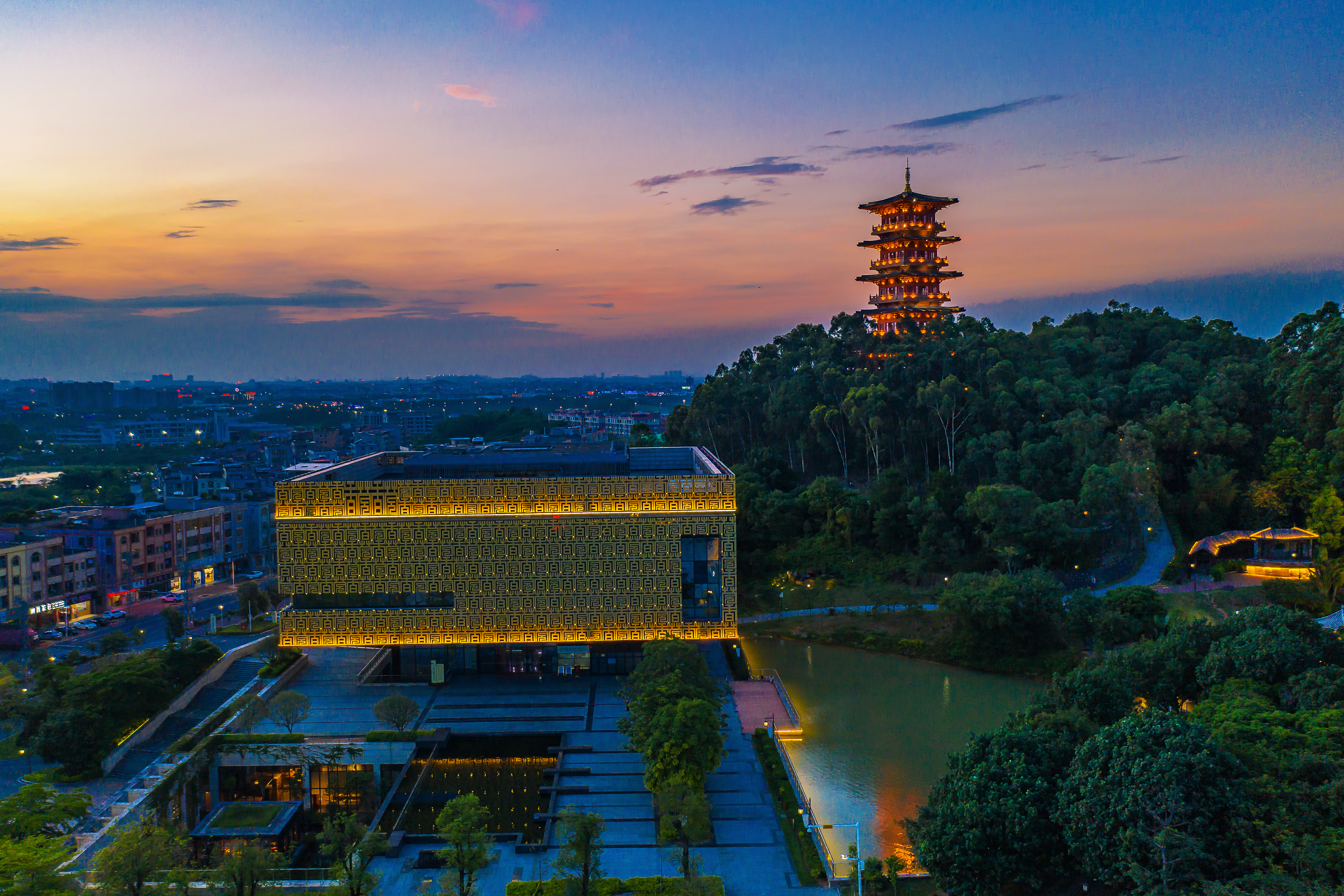 《華燈初上》（作者：楊大勇于香市公園）.JPG