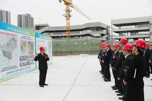 人大代表到華師附中東莞長安學(xué)校項目開展集中視察活動。圖為長安鎮(zhèn)黨委書記葉孔新在視察中講話 麥偉強攝 (1)_結(jié)果.jpg